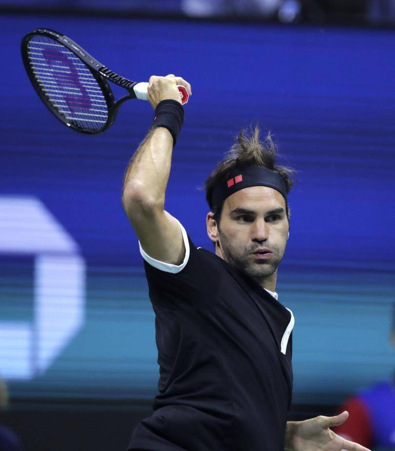 开云体育赛事直播费德勒在切尔西比赛中战术调整，高光表现引发热议！(费德勒切球慢动作)